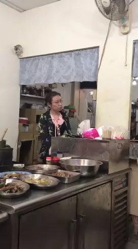 不聽勸阻硬闖櫃台!陸客女拍桌吐痰:「我們國家就是這風格!」最終員警來了才罷休:這種人真讓人受不了