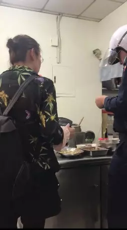 不聽勸阻硬闖櫃台!陸客女拍桌吐痰:「我們國家就是這風格!」最終員警來了才罷休:這種人真讓人受不了