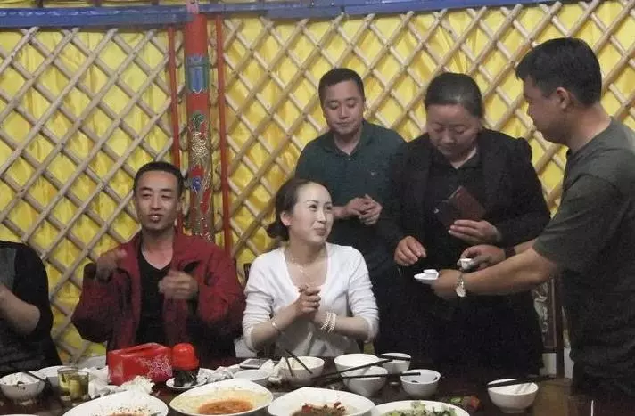 女員工吃感冒藥不喝酒被老闆怒懟,女員工回懟5個字,老闆:你行