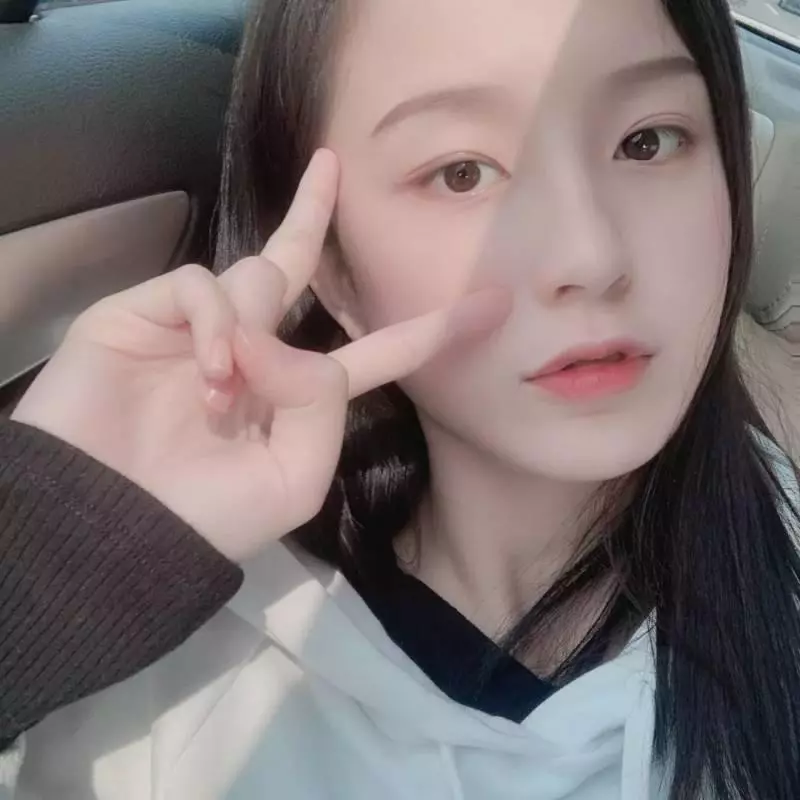 失聯十幾年,19歲中國美女遠赴新加坡尋父:「你認識Peter甘興祥嗎?」