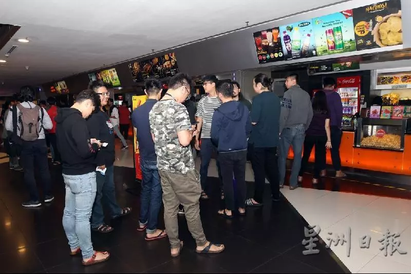 漫威影迷早上6點多就排隊,支持《復仇者聯盟4:終局之戰》