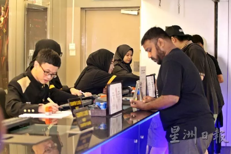 漫威影迷早上6點多就排隊,支持《復仇者聯盟4:終局之戰》