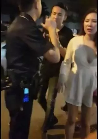 【新加坡】一群男女深夜竟然當著警察面前 爆粗打架 !