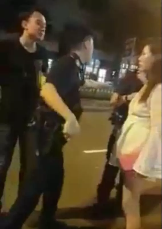 【新加坡】一群男女深夜竟然當著警察面前 爆粗打架 !