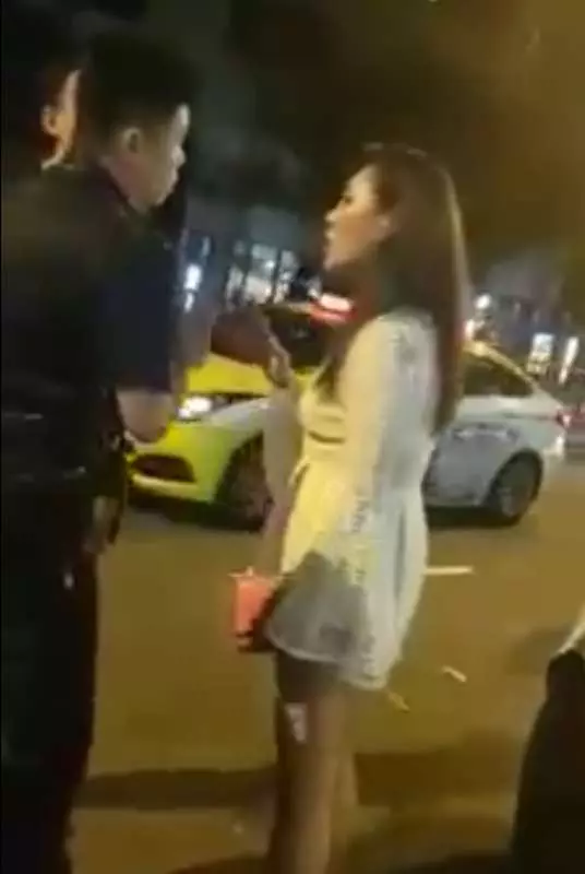 【新加坡】一群男女深夜竟然當著警察面前 爆粗打架 !