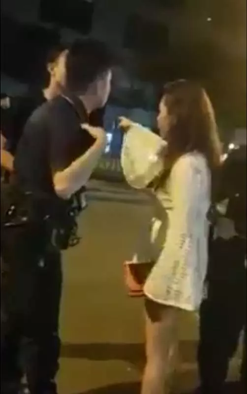 【新加坡】一群男女深夜竟然當著警察面前 爆粗打架 !