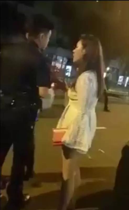 【新加坡】一群男女深夜竟然當著警察面前 爆粗打架 !