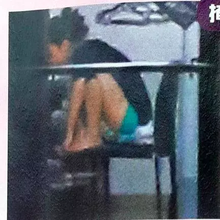 港媒拍黃心穎在家抱頭痛哭,並未躲到國外,仍留在出軌當晚的公寓!