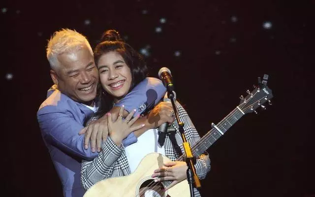 56歲巫啟賢一家:名模妻子很漂亮,大女兒也身材和顏值俱佳,小女兒顏值方面父親的基因拖累她了!
