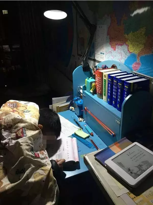 數學85分卻倒數第2,小5生考卷被蓋「藍色兔兔章」,媽媽一看驚覺「台灣教育出問題」:小學生心很累!