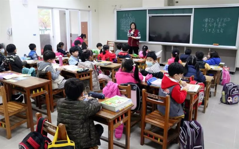 數學85分卻倒數第2,小5生考卷被蓋「藍色兔兔章」,媽媽一看驚覺「台灣教育出問題」:小學生心很累!