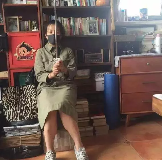 42歲趙薇現身好友婚宴,一身白裙配上水蛇腰,簡直美到發光,網友:越變越美