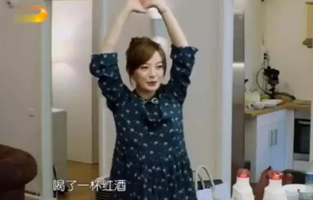 42歲趙薇現身好友婚宴,一身白裙配上水蛇腰,簡直美到發光,網友:越變越美