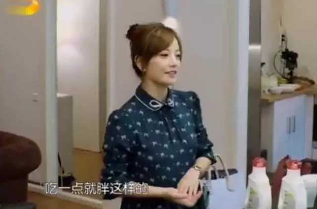 42歲趙薇現身好友婚宴,一身白裙配上水蛇腰,簡直美到發光,網友:越變越美