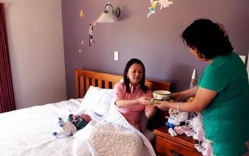 兒媳懷孕後,婆婆寄來一箱爛梨子,正打算扔掉卻發現梨子不一般!