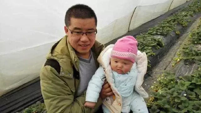 老婆當了兩年保姆沒回家,我抱著兒子去看她,推開門後我泣不成聲