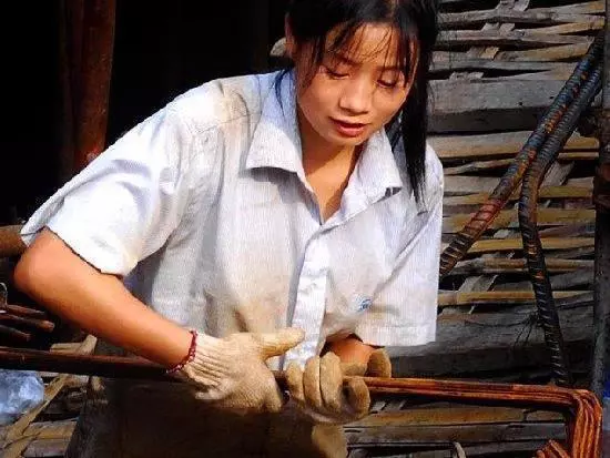 老婆當了兩年保姆沒回家,我抱著兒子去看她,推開門後我泣不成聲