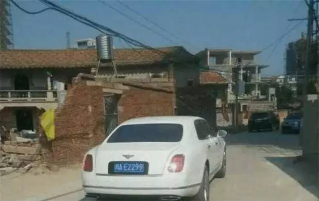 老婆當了兩年保姆沒回家,我抱著兒子去看她,推開門後我泣不成聲