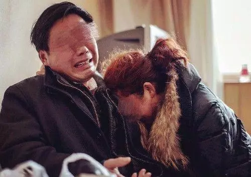 繼母兒子結婚親爸給6萬,我結婚繼母給我爛書包,打開後一夜未眠