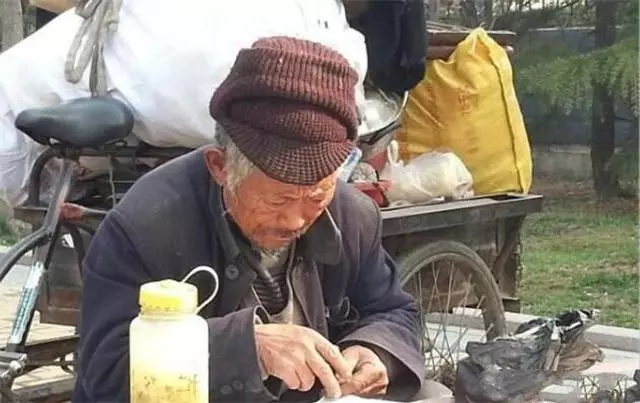 老人讓兩兒子回家分遺產,大兒子藉口不回,小兒子回來後驚喜來了