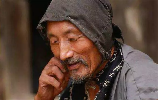 老人讓兩兒子回家分遺產,大兒子藉口不回,小兒子回來後驚喜來了
