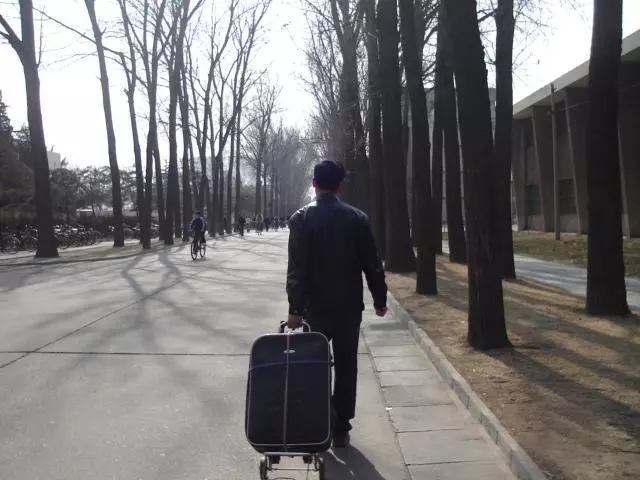 老人讓兩兒子回家分遺產,大兒子藉口不回,小兒子回來後驚喜來了