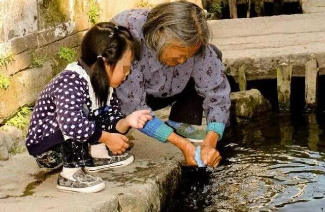 奶奶突然去世,孫女發現不對勁,最後指著母親說:是你害死了奶奶