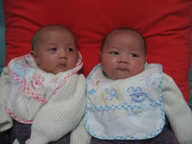 我生了龍鳳胎,婆婆送給我一袋方便麵,打開之後我和老公淚流滿面
