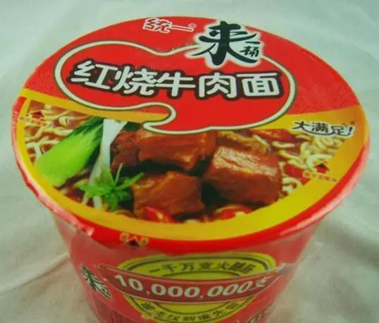 我生了龍鳳胎,婆婆送給我一袋方便麵,打開之後我和老公淚流滿面