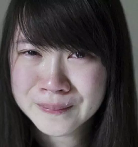 我生了龍鳳胎,婆婆送給我一袋方便麵,打開之後我和老公淚流滿面