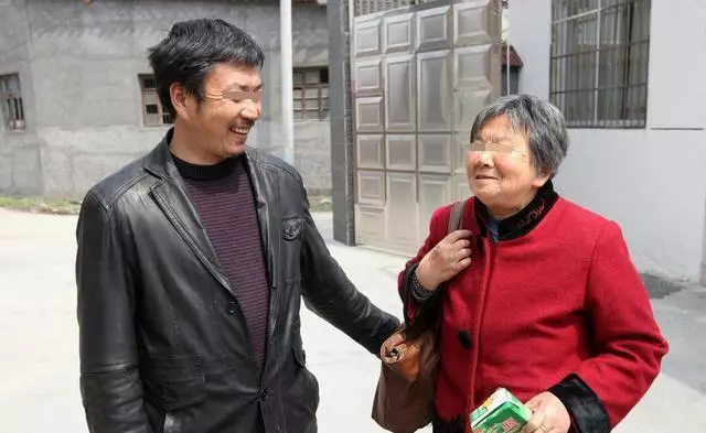 兒子接母親進城享福,母親看到兒媳給她盛的餃子,她偷偷回了家!