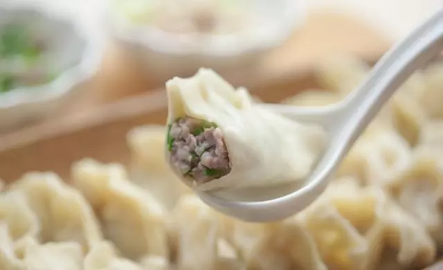 兒子接母親進城享福,母親看到兒媳給她盛的餃子,她偷偷回了家!