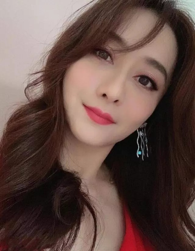44歲陳德容近照透著濃濃過氣網紅味,中年女星自拍為何都一言難盡!