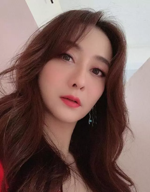 44歲陳德容近照透著濃濃過氣網紅味,中年女星自拍為何都一言難盡!