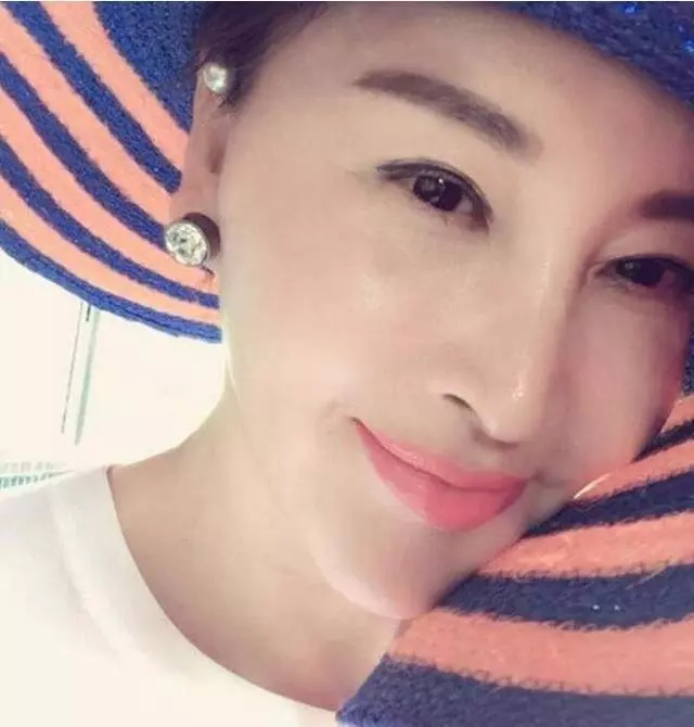 44歲陳德容近照透著濃濃過氣網紅味,中年女星自拍為何都一言難盡!