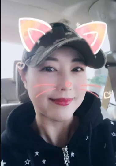 44歲陳德容近照透著濃濃過氣網紅味,中年女星自拍為何都一言難盡!