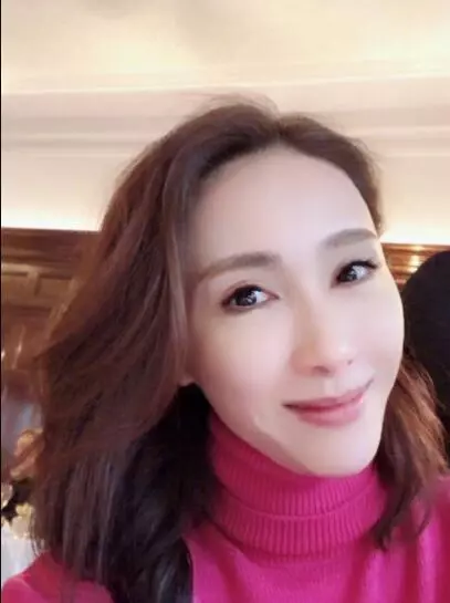 44歲陳德容近照透著濃濃過氣網紅味,中年女星自拍為何都一言難盡!