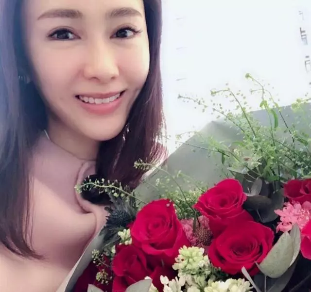 44歲陳德容近照透著濃濃過氣網紅味,中年女星自拍為何都一言難盡!