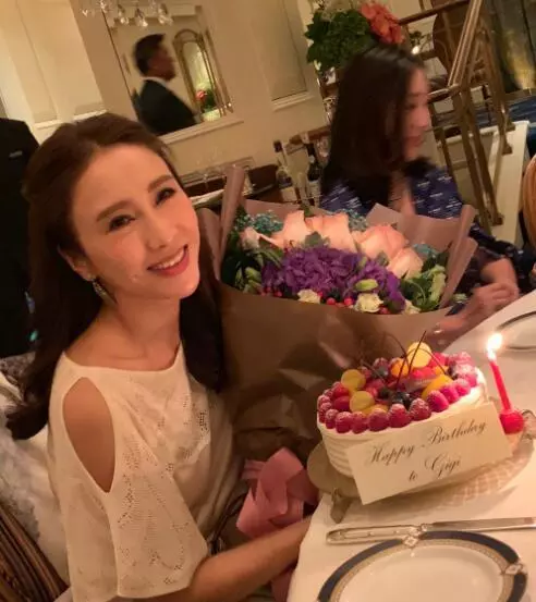 44歲陳德容近照透著濃濃過氣網紅味,中年女星自拍為何都一言難盡!