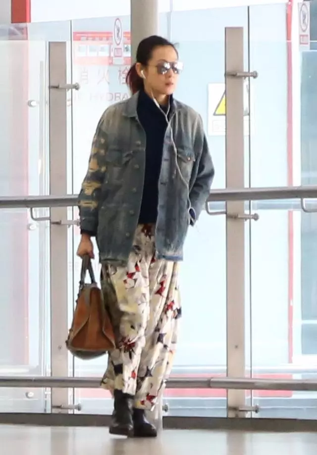 劉若英弓腰駝背,48歲老成這樣了?穿長T恤也遮不住臃腫腰身!