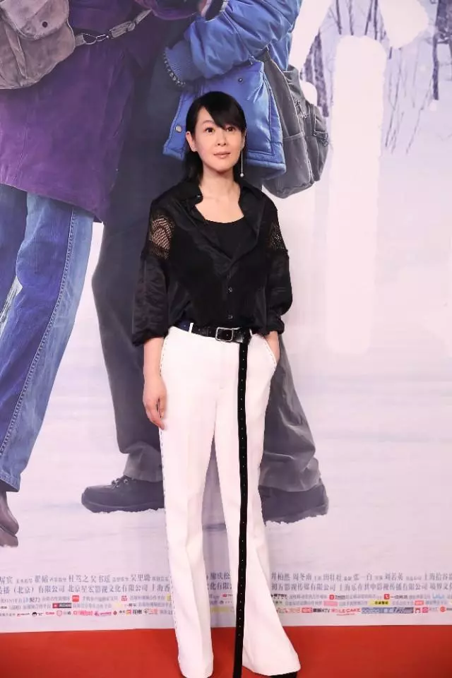 劉若英弓腰駝背,48歲老成這樣了?穿長T恤也遮不住臃腫腰身!