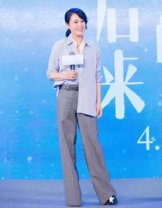 劉若英弓腰駝背,48歲老成這樣了?穿長T恤也遮不住臃腫腰身!