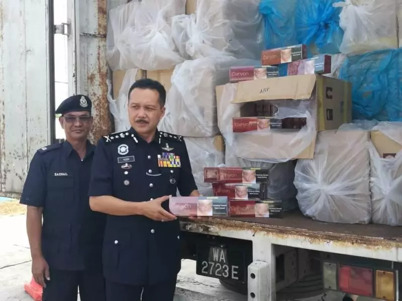 6貨卡阻擋警車 取締走私香菸羅厘