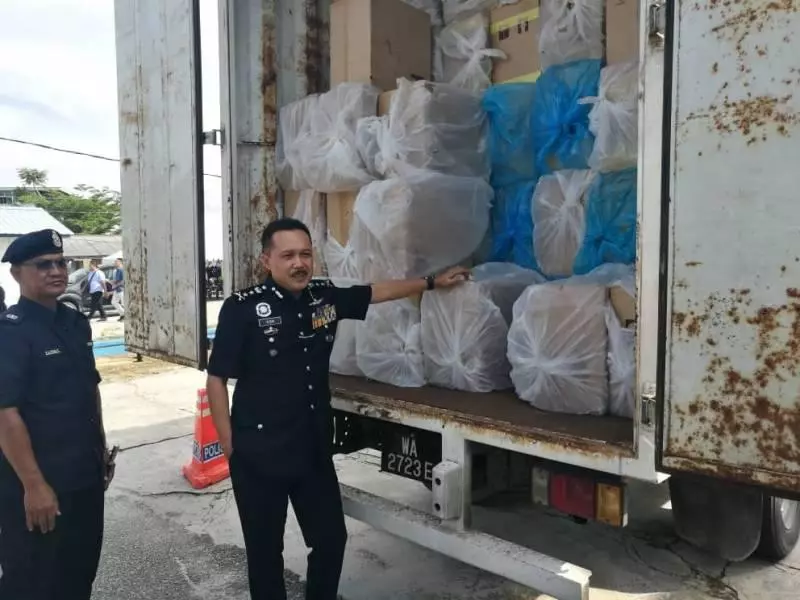 6貨卡阻擋警車 取締走私香菸羅厘