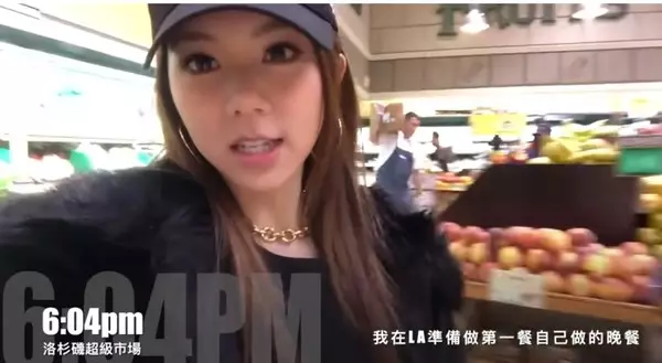 鄧紫棋胸前挖空U造型!拉近一看,水裡的畫面更撩人!網激動: 太辣了啦!