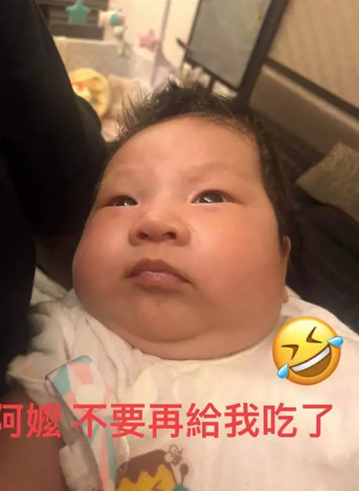 笑翻!萌Q女嬰被阿嬤餵一個月 「前後對比照」網友全跪了