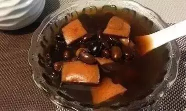 濕氣太重怎麼辦?黑豆加一物煮水喝,每天一小碗,軟化血管,大肚子也慢慢平了