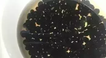濕氣太重怎麼辦?黑豆加一物煮水喝,每天一小碗,軟化血管,大肚子也慢慢平了