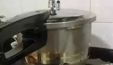 濕氣太重怎麼辦?黑豆加一物煮水喝,每天一小碗,軟化血管,大肚子也慢慢平了