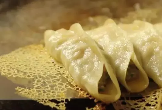 教你做冰花鍋貼:只需記住2點,鍋貼焦香多汁,好吃停不下來